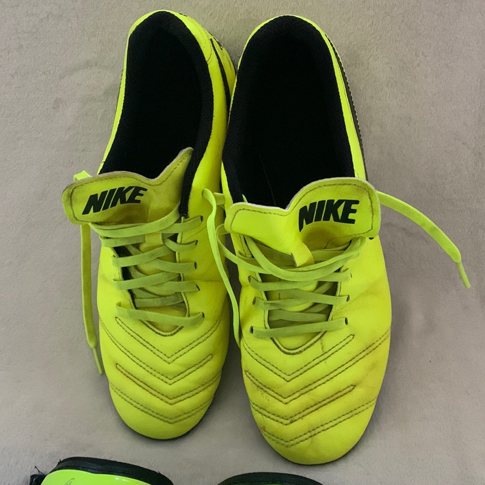 Nike- Soccer sneakers - boys size 8